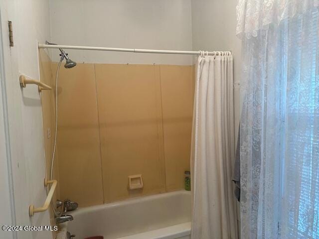 bathroom with shower / tub combo