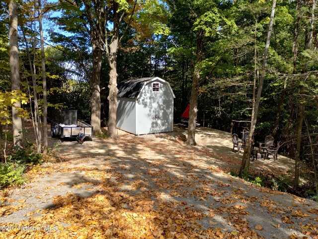 view of yard featuring a shed