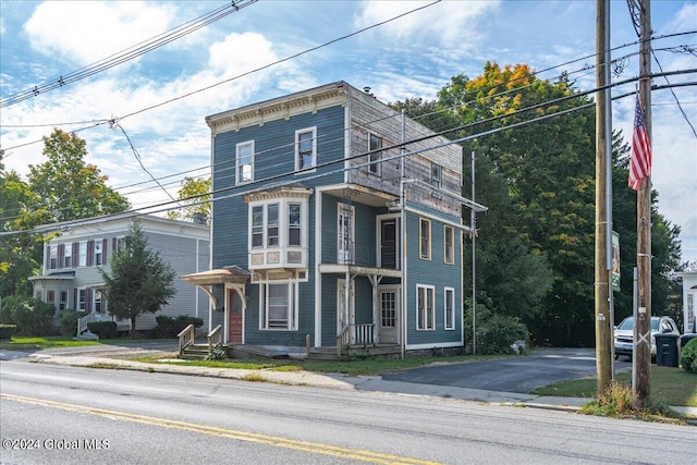 view of italianate home