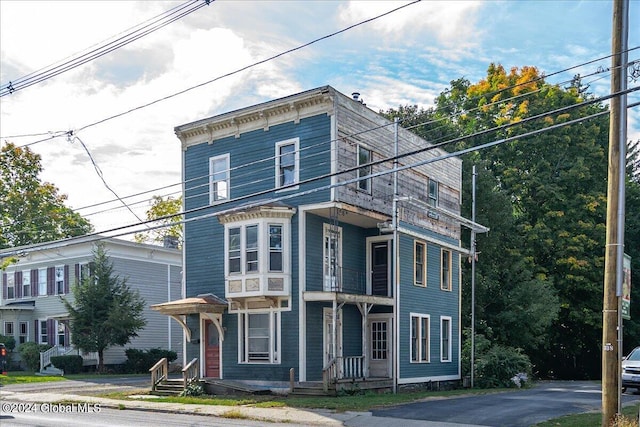 italianate house featuring a balcony