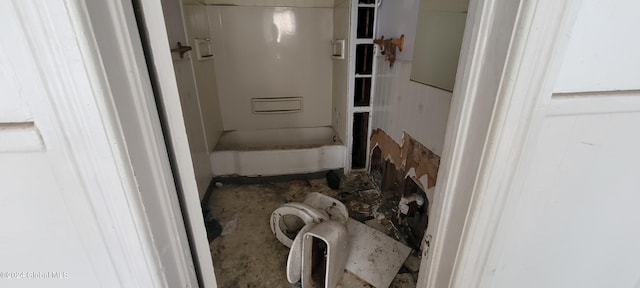 bathroom featuring a tub