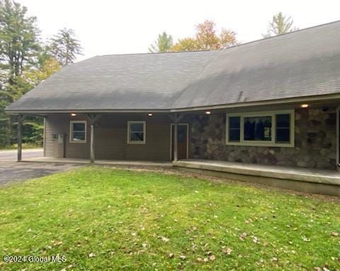 view of front of property featuring a front yard