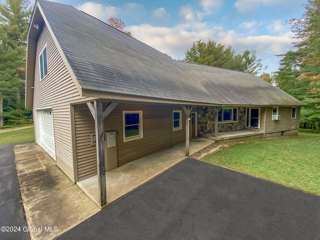 view of front of home featuring a front yard and a garage