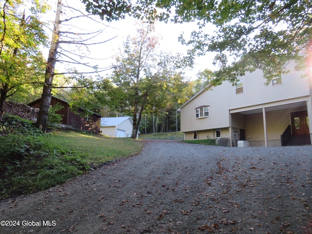 view of yard with an outdoor structure