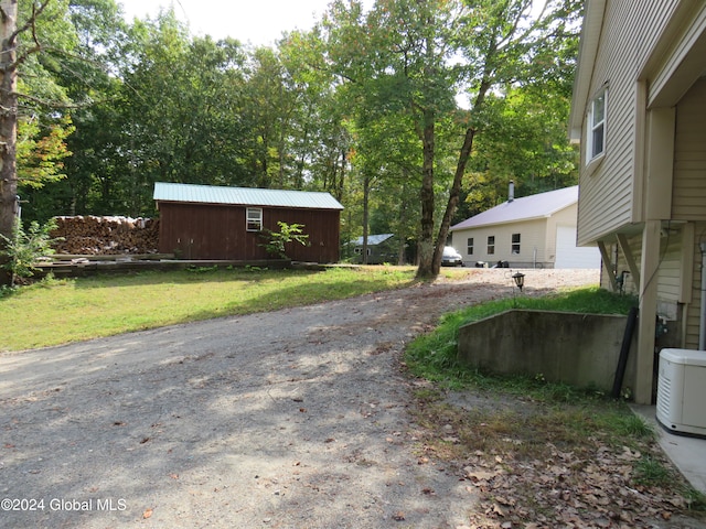 view of yard with an outdoor structure