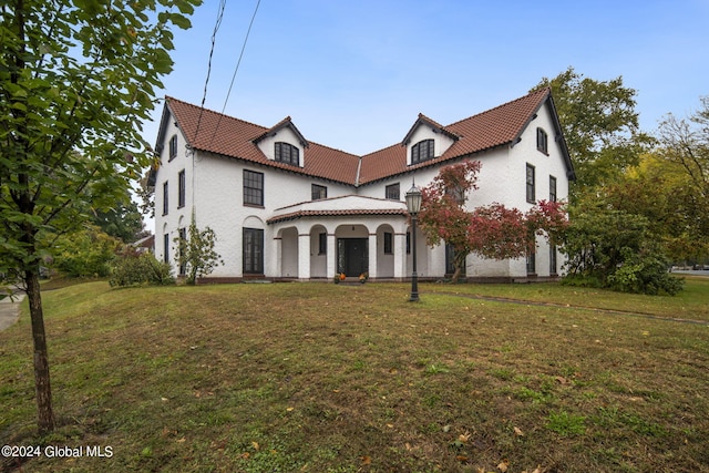 view of front of house featuring a front yard