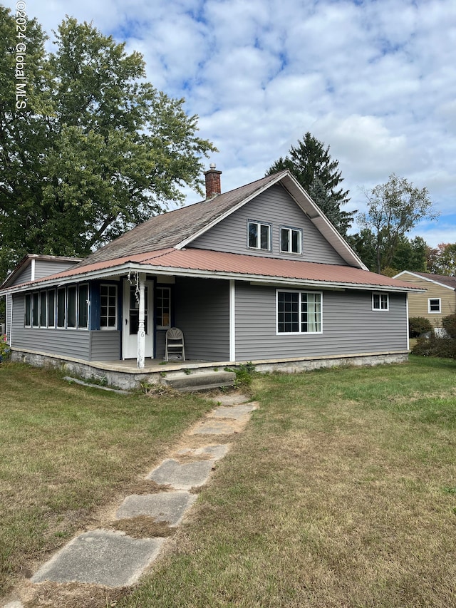 view of front of property with a front yard