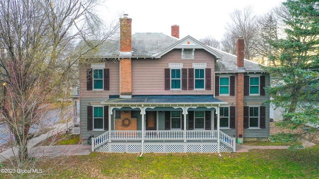 view of front of property featuring a front lawn and covered porch