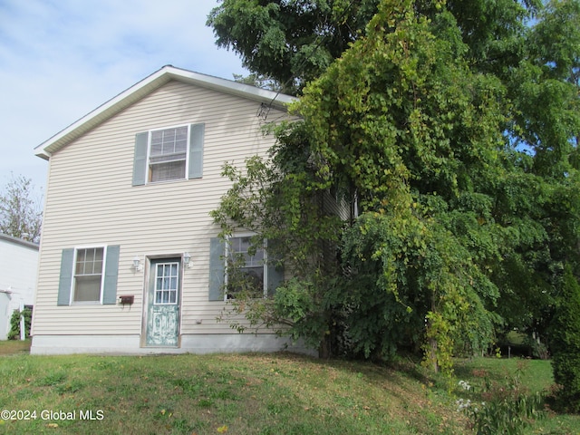 view of front of property featuring a front yard