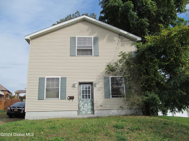 view of front of property featuring a front yard