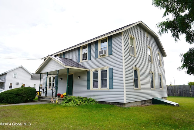 view of front of property featuring a front lawn