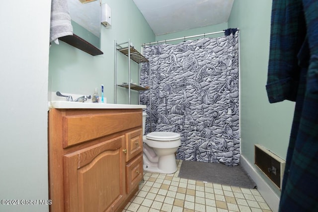 full bathroom with curtained shower, toilet, and vanity