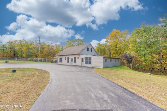 view of front of property with a front yard