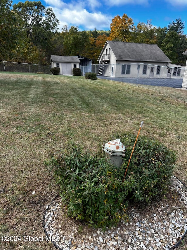 view of yard with a storage unit