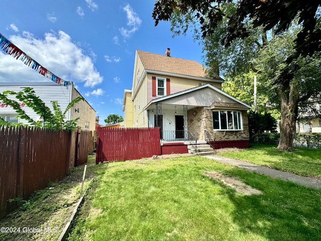 view of front facade featuring a front yard