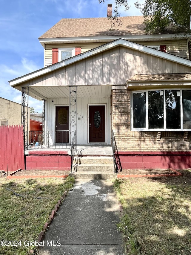 view of front of property featuring a front lawn and a porch