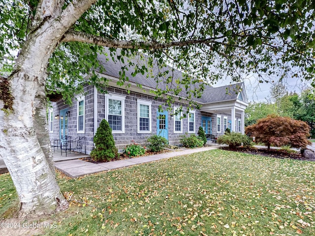 view of front facade with a front yard