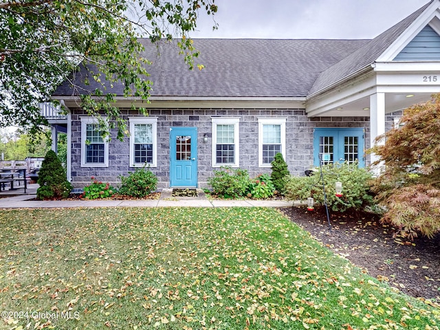 view of front facade with a front lawn