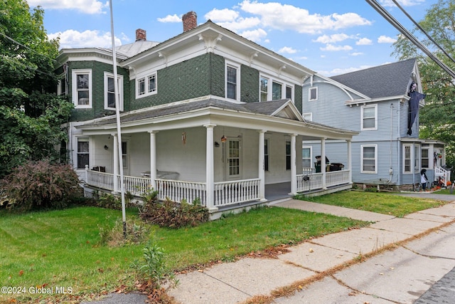 view of front of home featuring a front lawn and covered porch