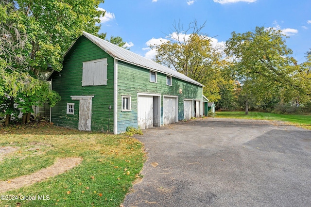 garage featuring a lawn