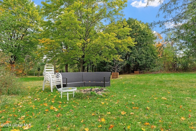 view of yard featuring outdoor lounge area