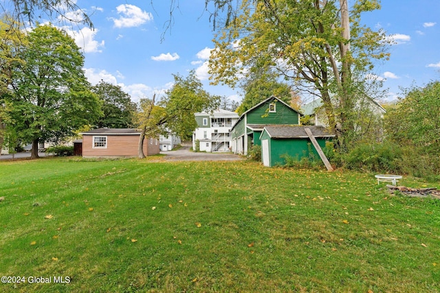 view of yard with a storage unit