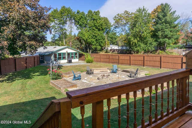 view of yard featuring a fire pit