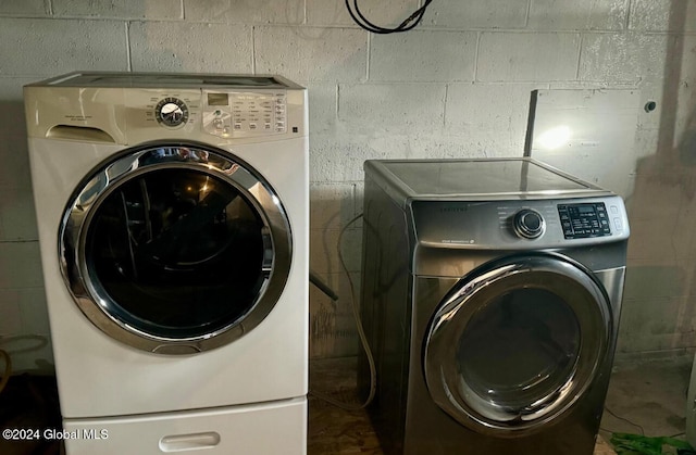 washroom featuring washing machine and clothes dryer