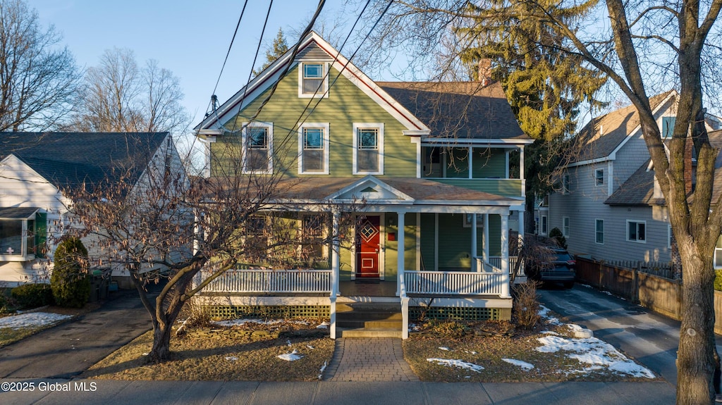 view of front of home with driveway and covered porch