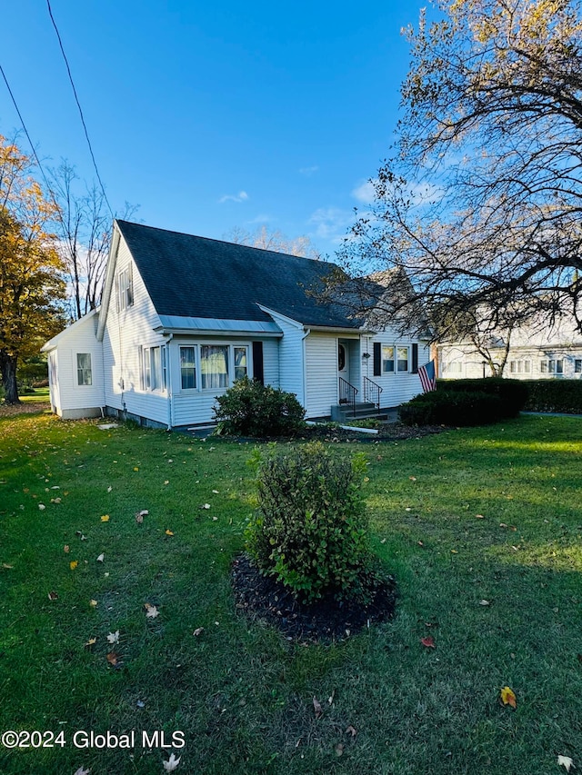 view of front of property with a front yard