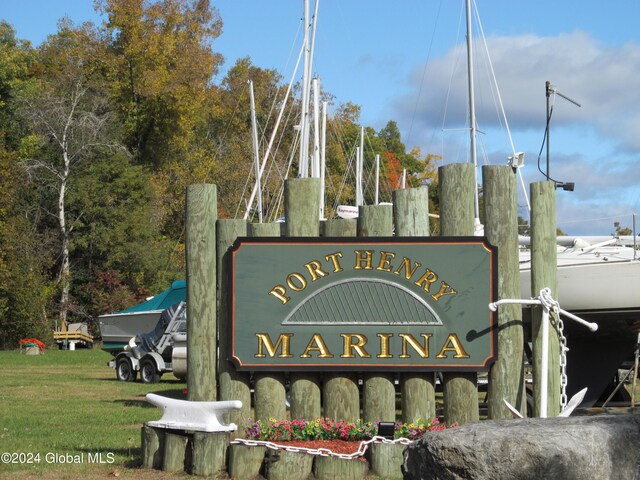 community sign with a lawn