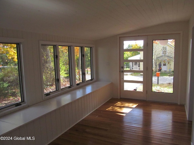 unfurnished sunroom with a healthy amount of sunlight and vaulted ceiling