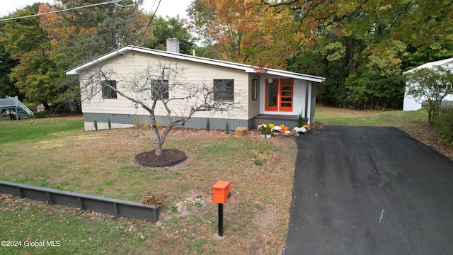 view of front of property featuring a front lawn