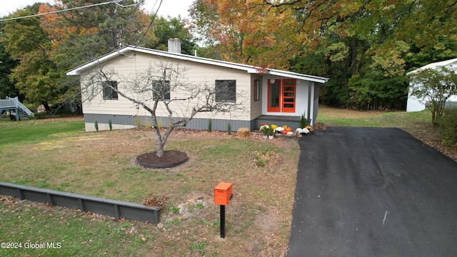 view of front of property featuring a front yard