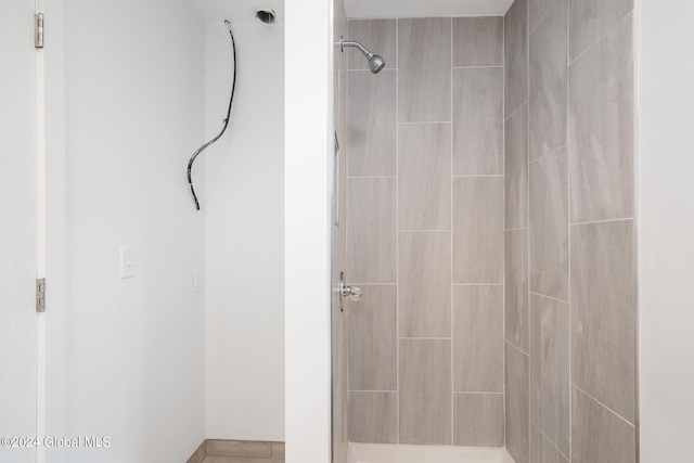 bathroom featuring a tile shower