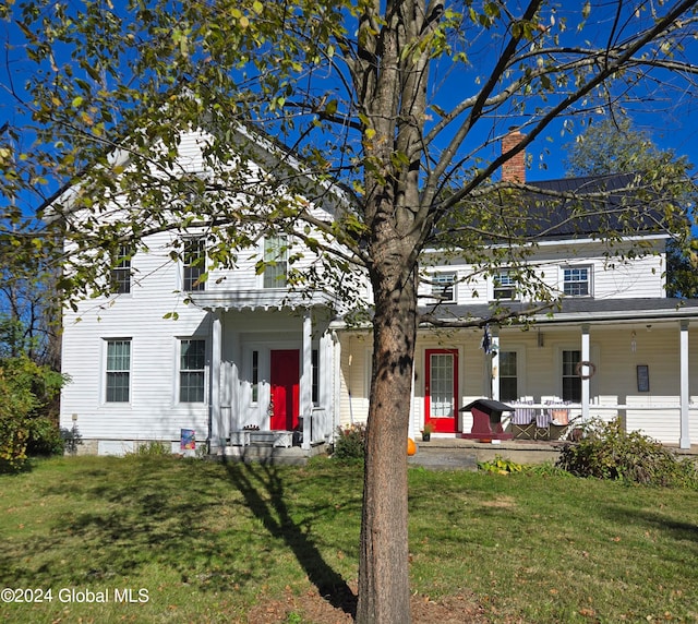 view of front facade with a front yard and a porch