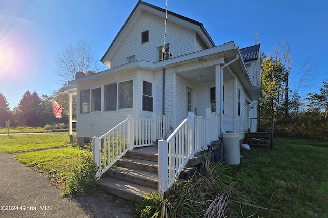 view of front facade featuring a front lawn