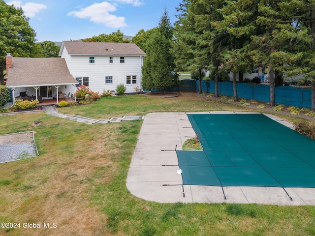 view of swimming pool with a yard