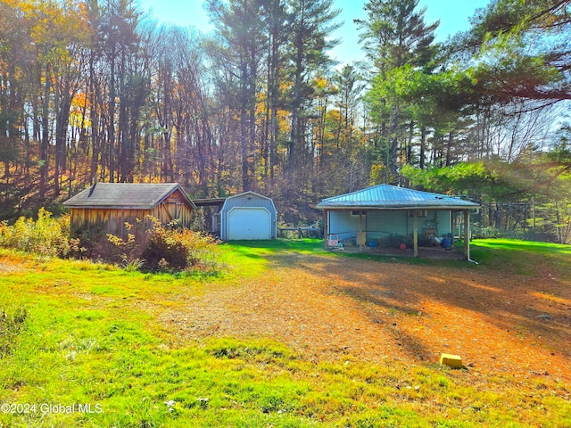 view of yard with an outbuilding and a garage