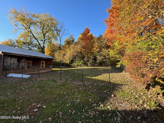 view of yard featuring an outbuilding