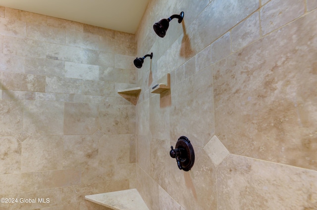 room details featuring a tile shower