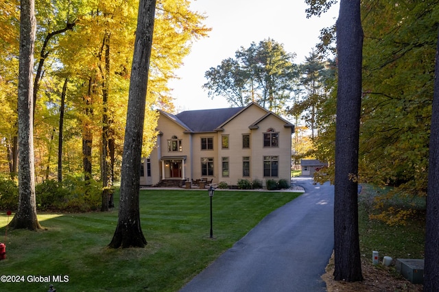 view of front facade featuring covered porch and a front lawn