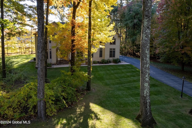 view of front of house featuring a front lawn