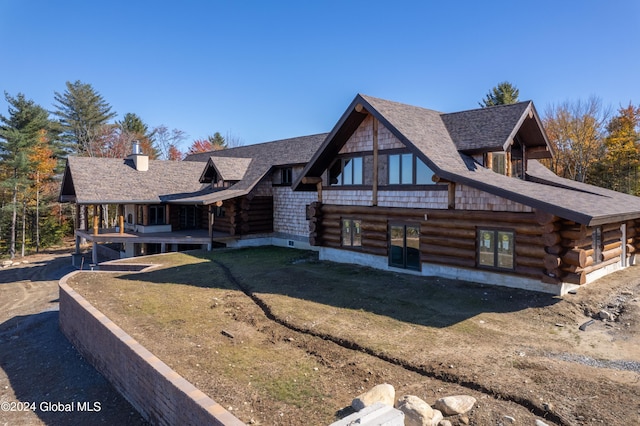 cabin featuring a front yard