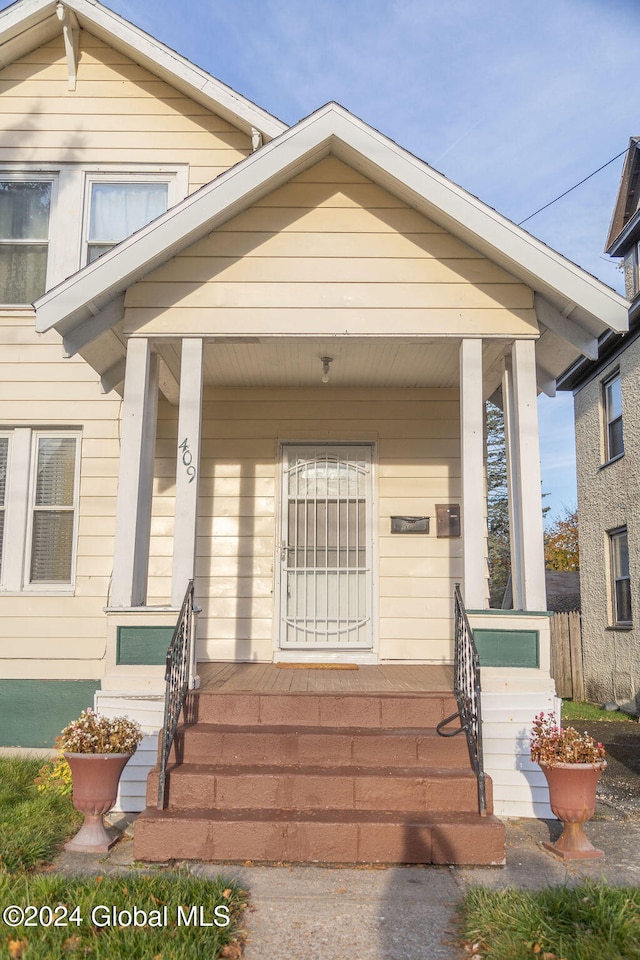 entrance to property featuring covered porch