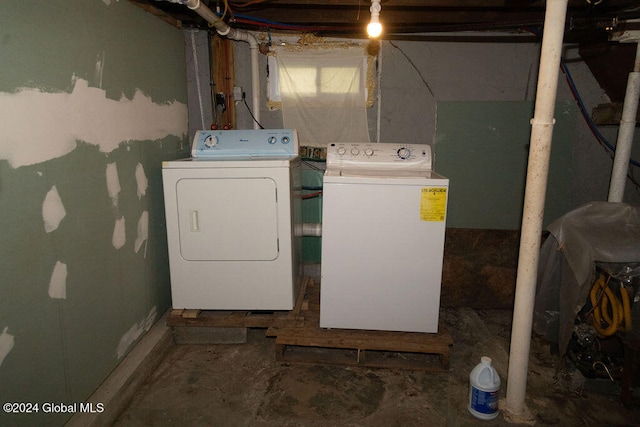 washroom featuring washing machine and clothes dryer