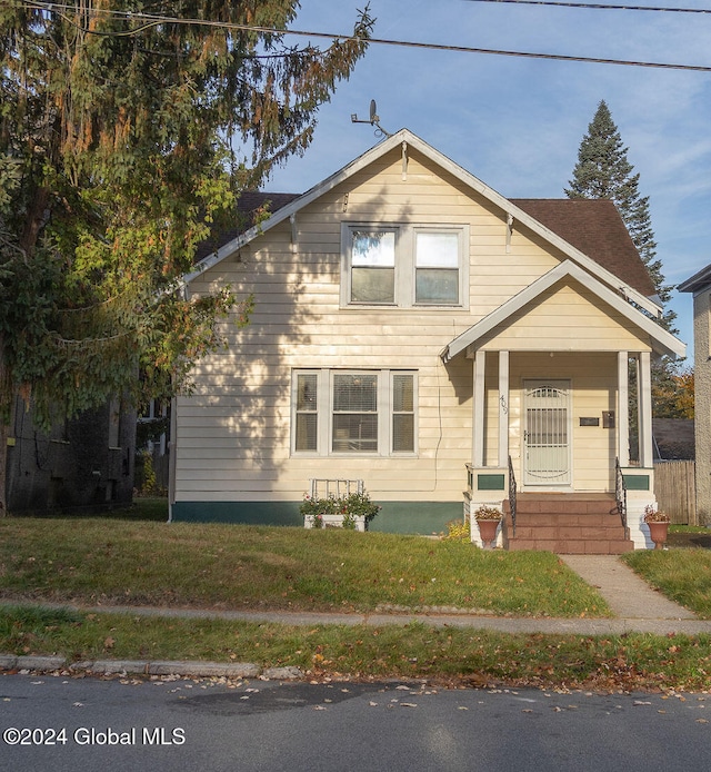 view of front of house featuring a front lawn