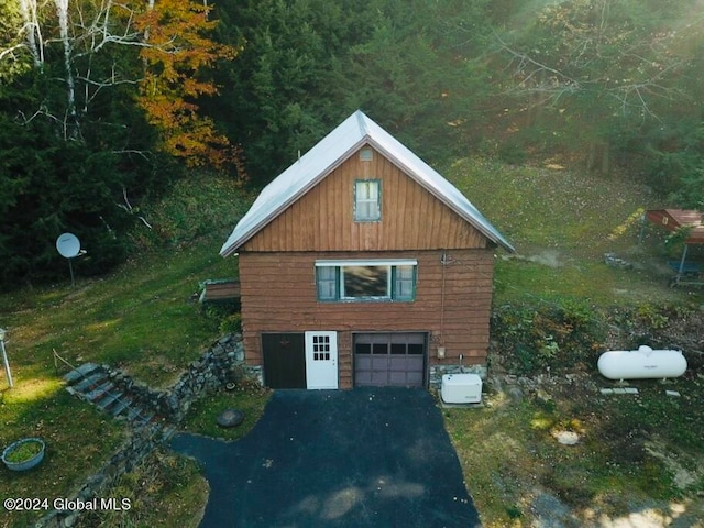 view of front facade featuring a garage