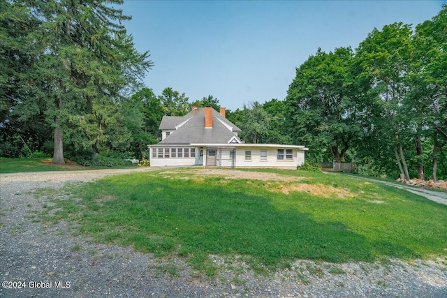 view of front of property featuring a front lawn