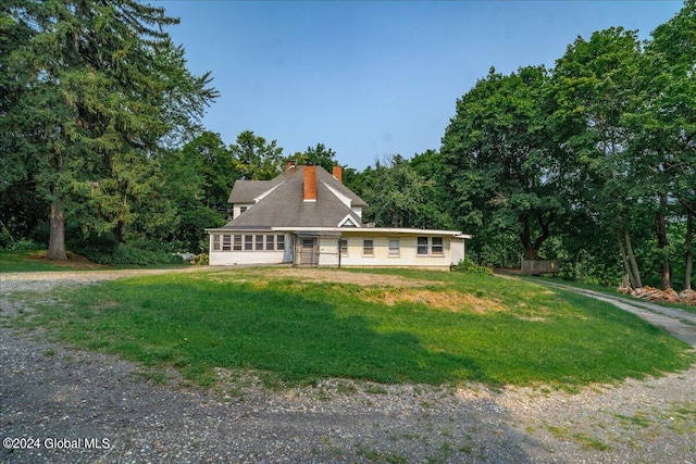 view of front of home with a front lawn